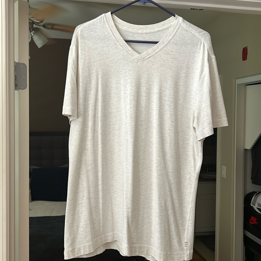 Men’s Lulu Lemon t-shirt size L vneck